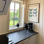 Сasa de vacaciones Lovely Black Wooden House Near Hegn *
