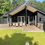 Lovely Black Wooden House Near Hegn Сasa de vacaciones *