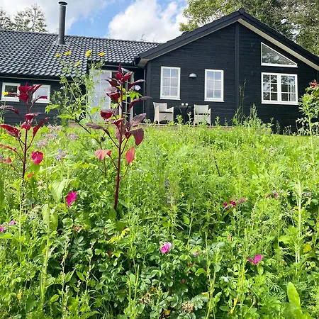 Lovely Black Wooden House Near Hegn Сasa de vacaciones